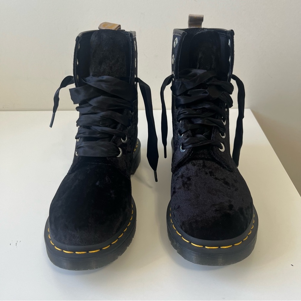NWOT Dr. Martens VEGAN 1460 WOMEN'S CRUSHED VELVET LACE UP BOOTS Size 9 - Picture 3 of 9